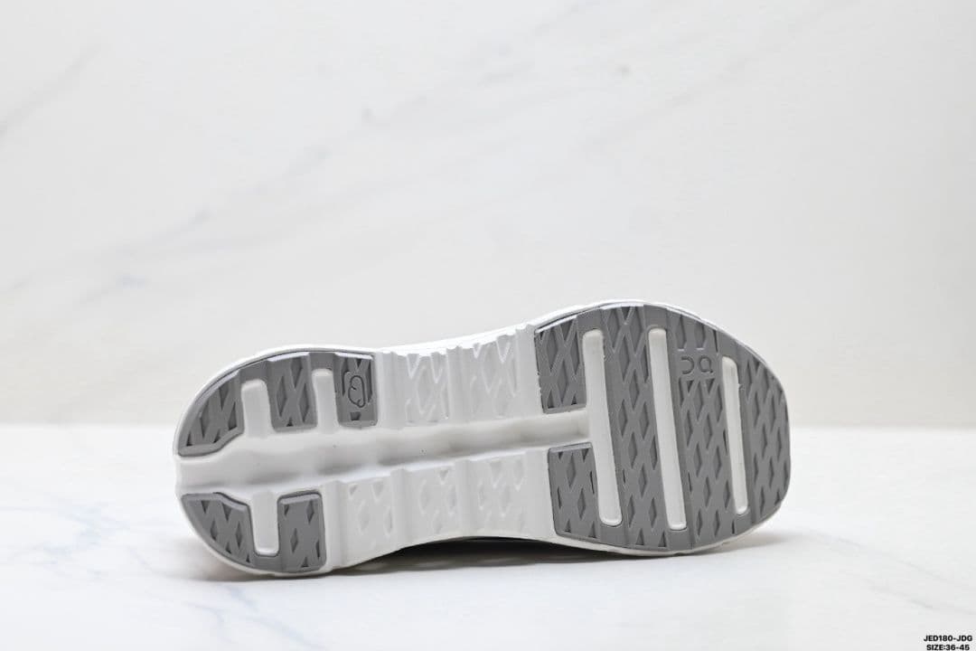 On ピンク ランニングシューズ