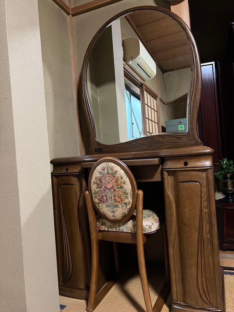 ドレッサーと椅子