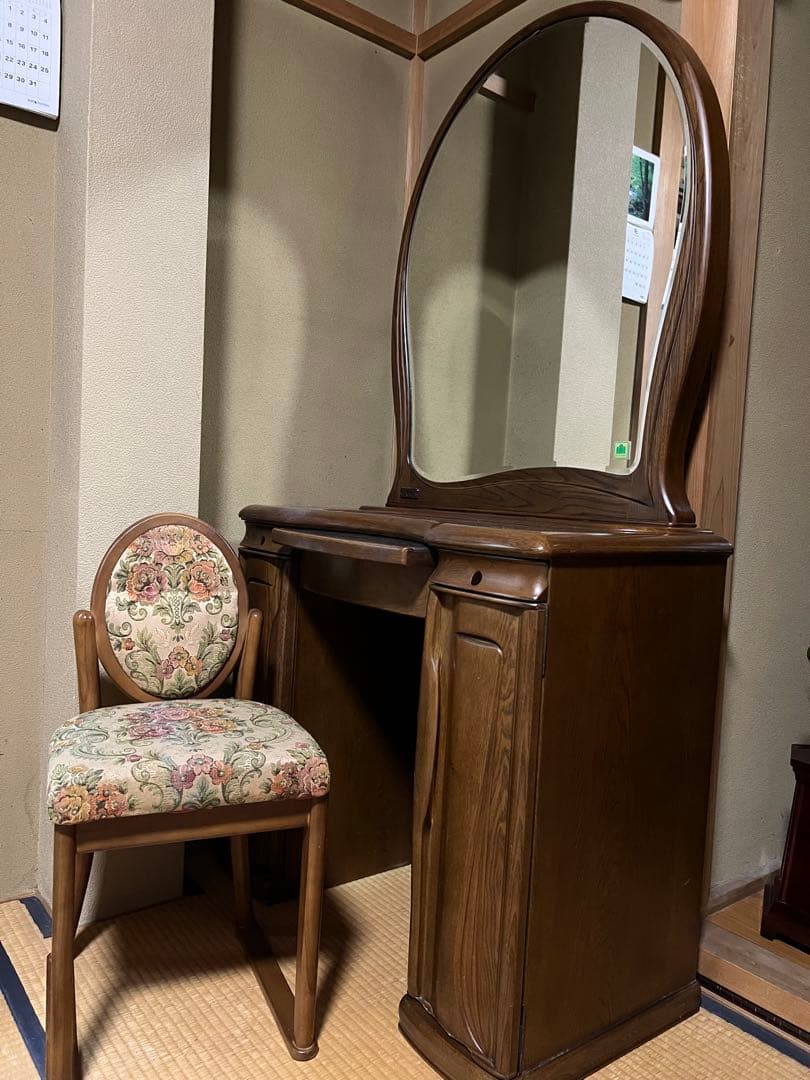 ドレッサーと椅子