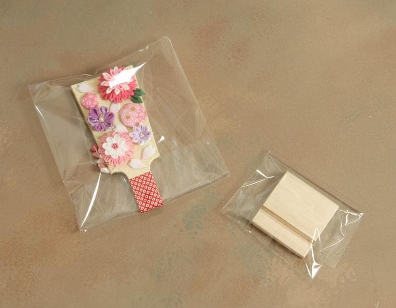 ちりめん細工羽子板飾り 初節句 木製スタンド付 卓上サイズ 木製台座付き 日本製