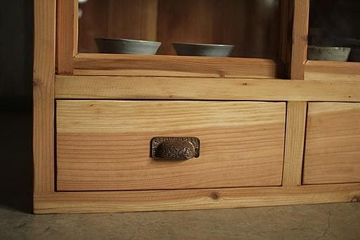 古い木枠のガラス戸棚　引き出し2杯