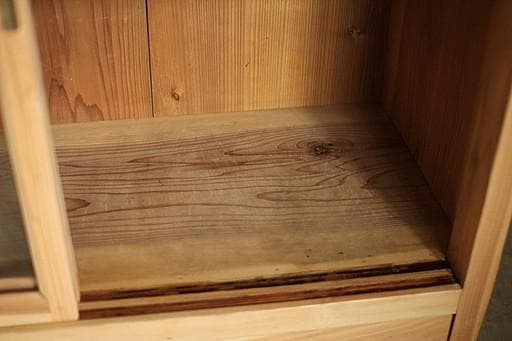 古い木枠のガラス戸棚　引き出し2杯