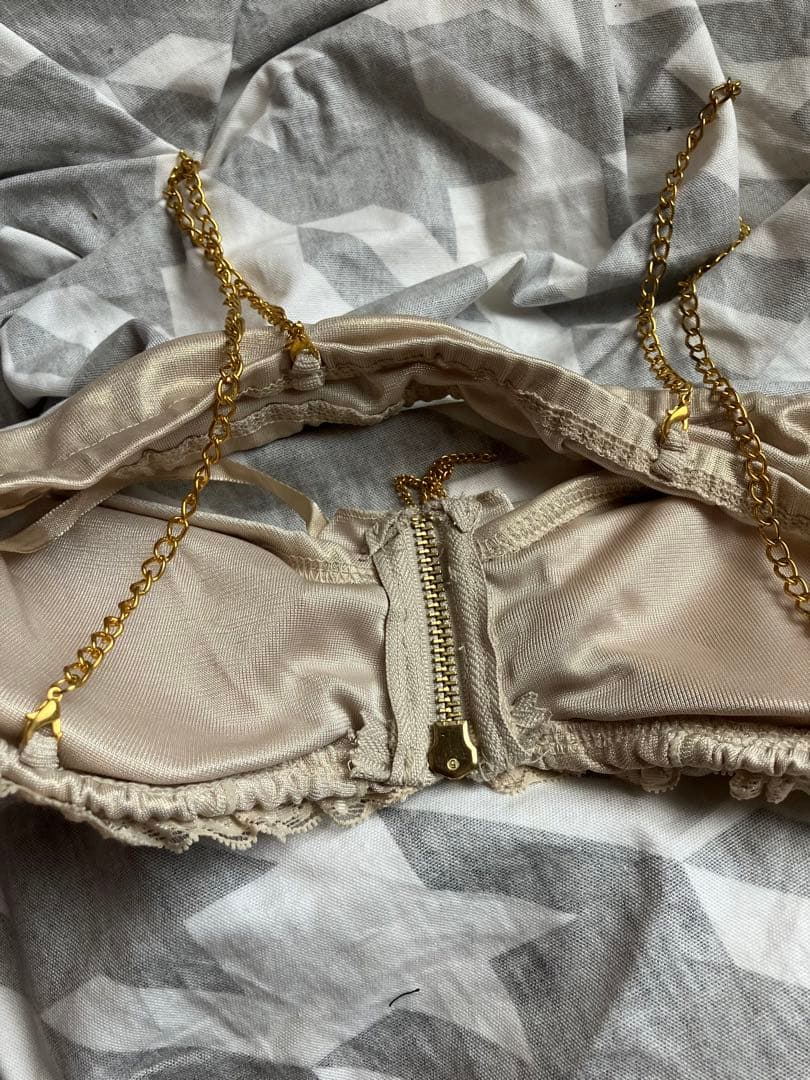 フリル付きベージュ見せブラ新品タグ付きM