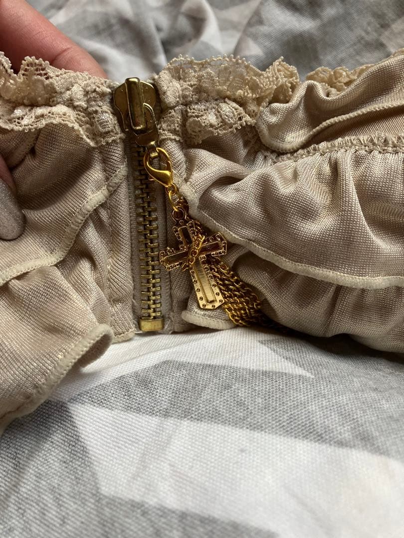 フリル付きベージュ見せブラ新品タグ付きM