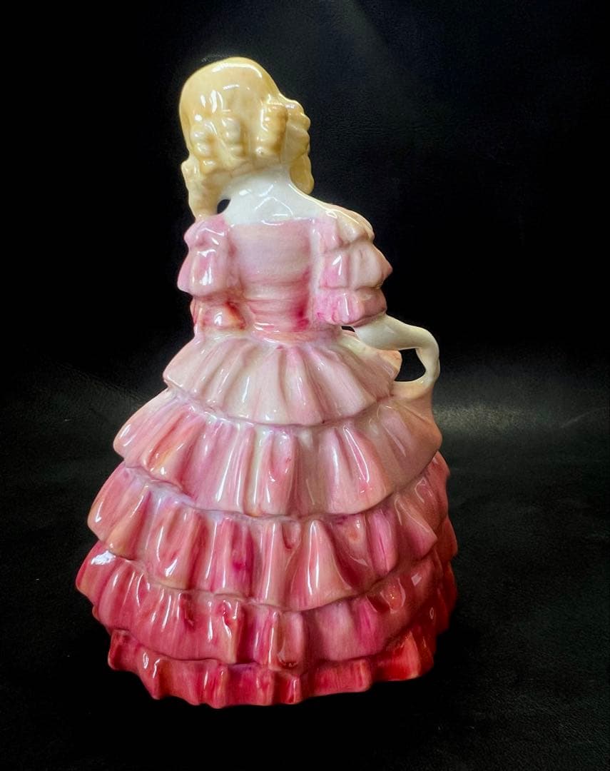 ピンク系陶器製少女像