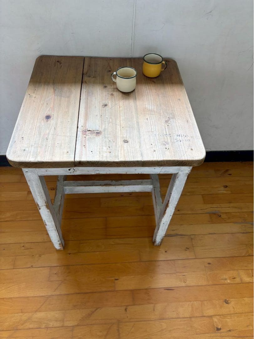 アンティーク風　テーブル　シャビーなデザイン