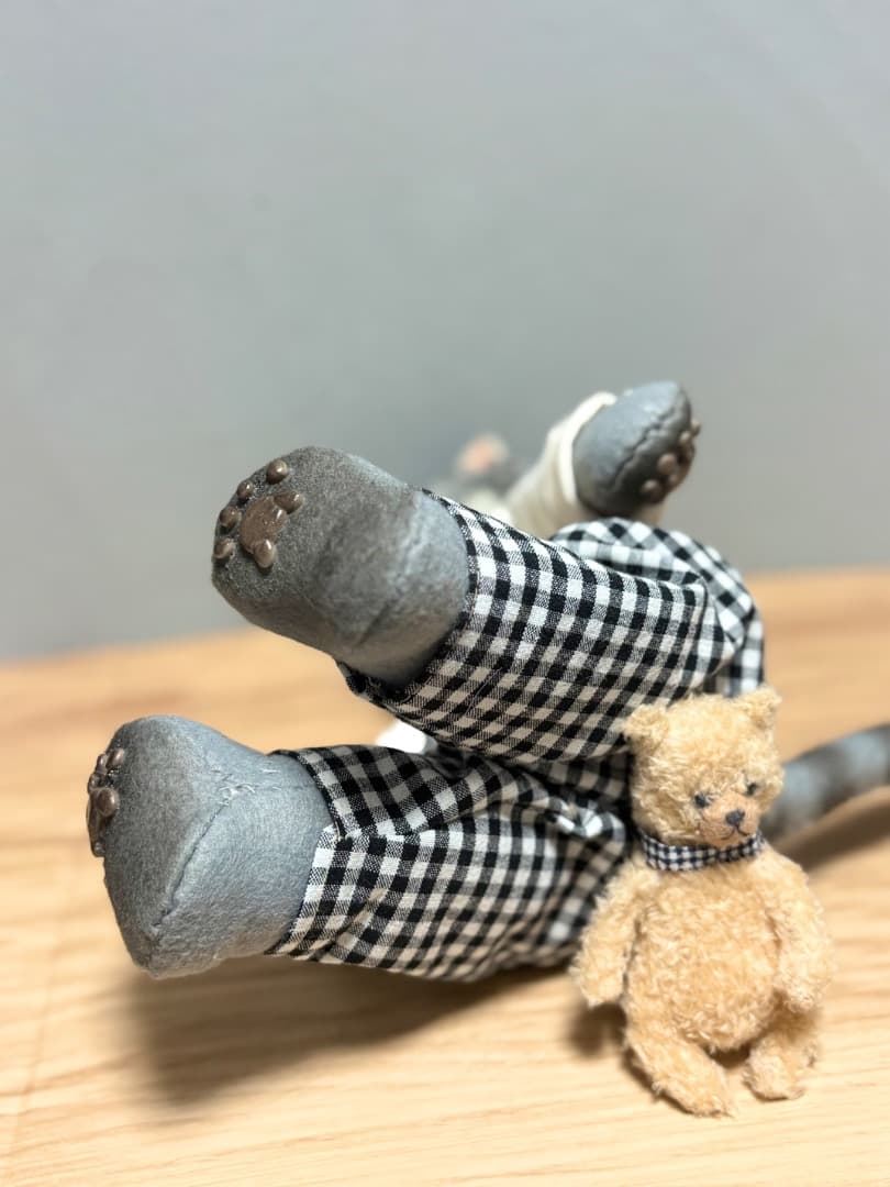 A チェックズボンサバトラ猫のアートドール　【ハンドメイド】猫　ぬいぐるみ