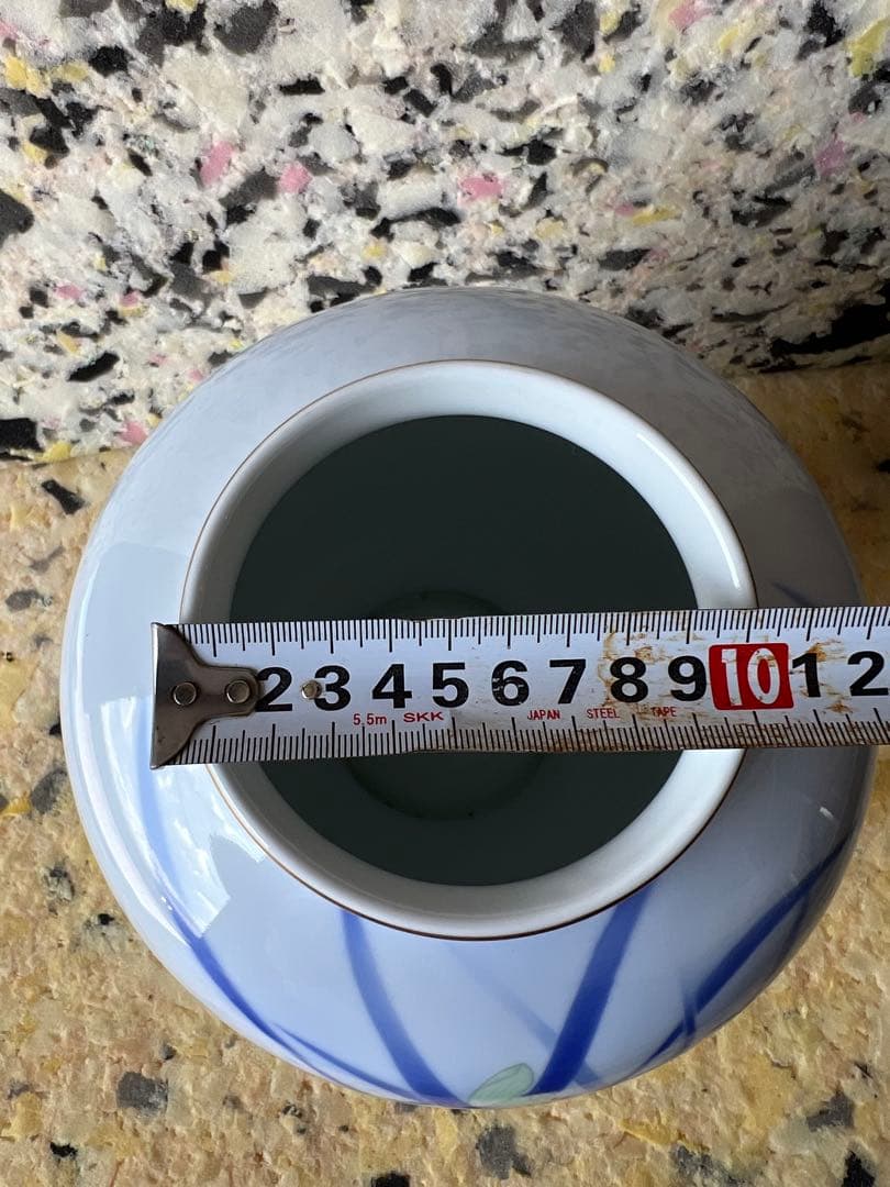 青と白の花模様の陶器花瓶