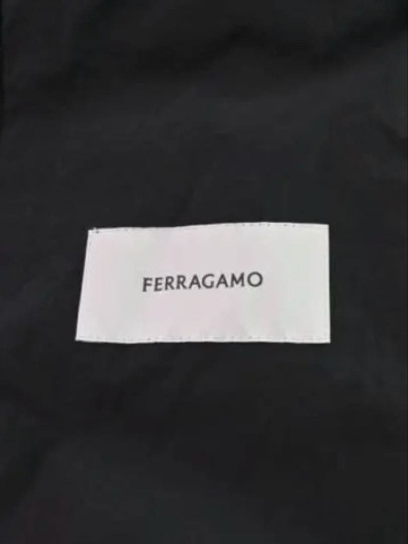 お値下げしました　FERRAGAMO ブラック トレンチコート　ハンガー付き
