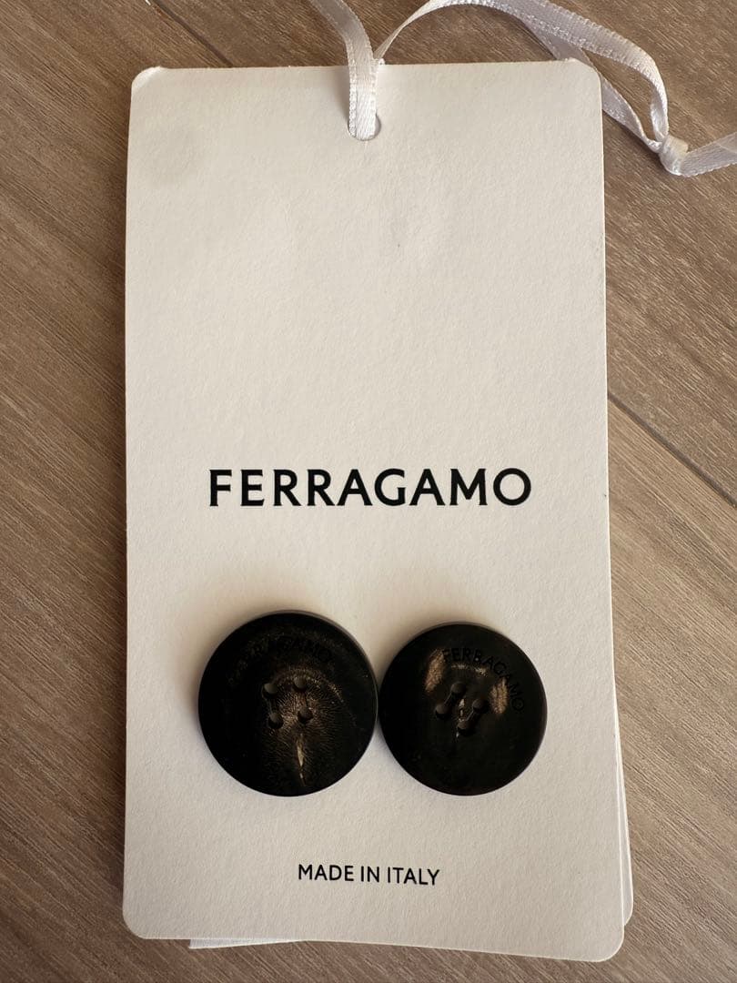 お値下げしました　FERRAGAMO ブラック トレンチコート　ハンガー付き