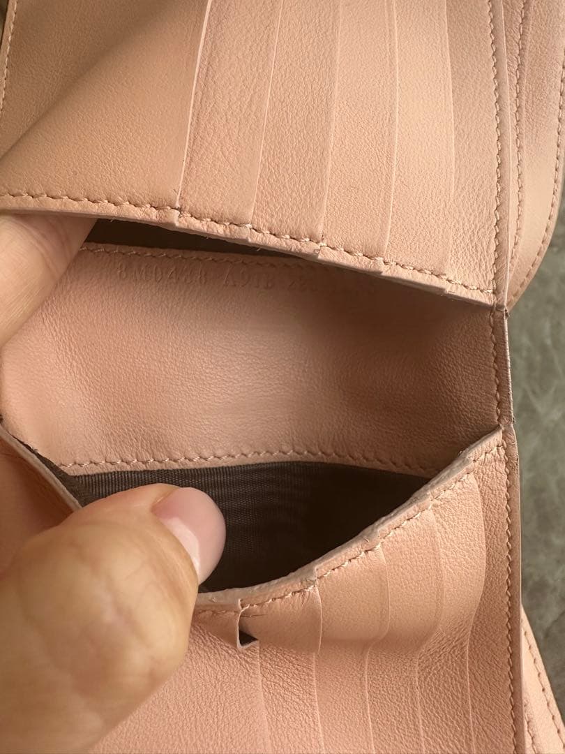 フェンディ　FENDI ピーカブー　二つ折り財布　ピンク