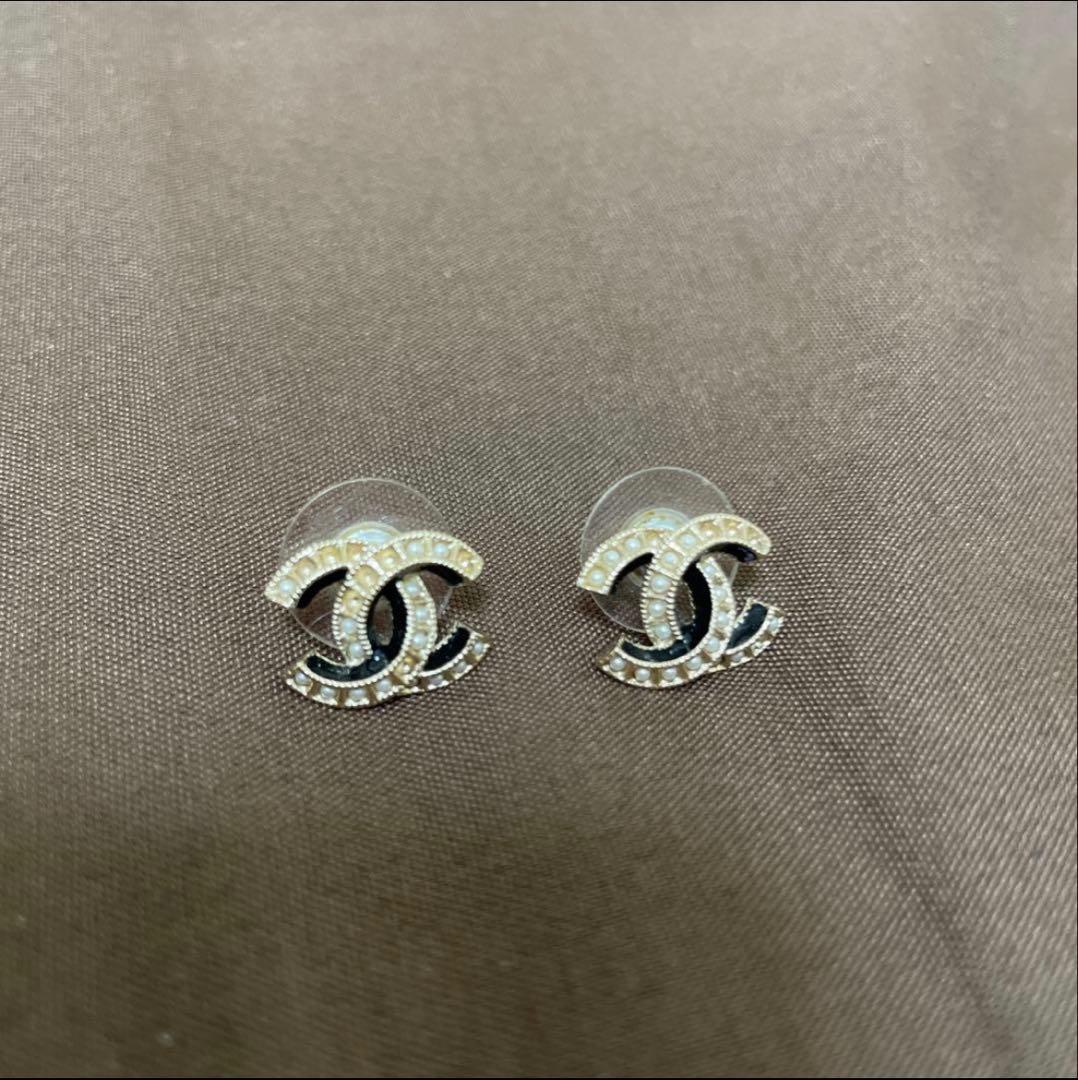 CHANELロゴピアスゴールドブラック