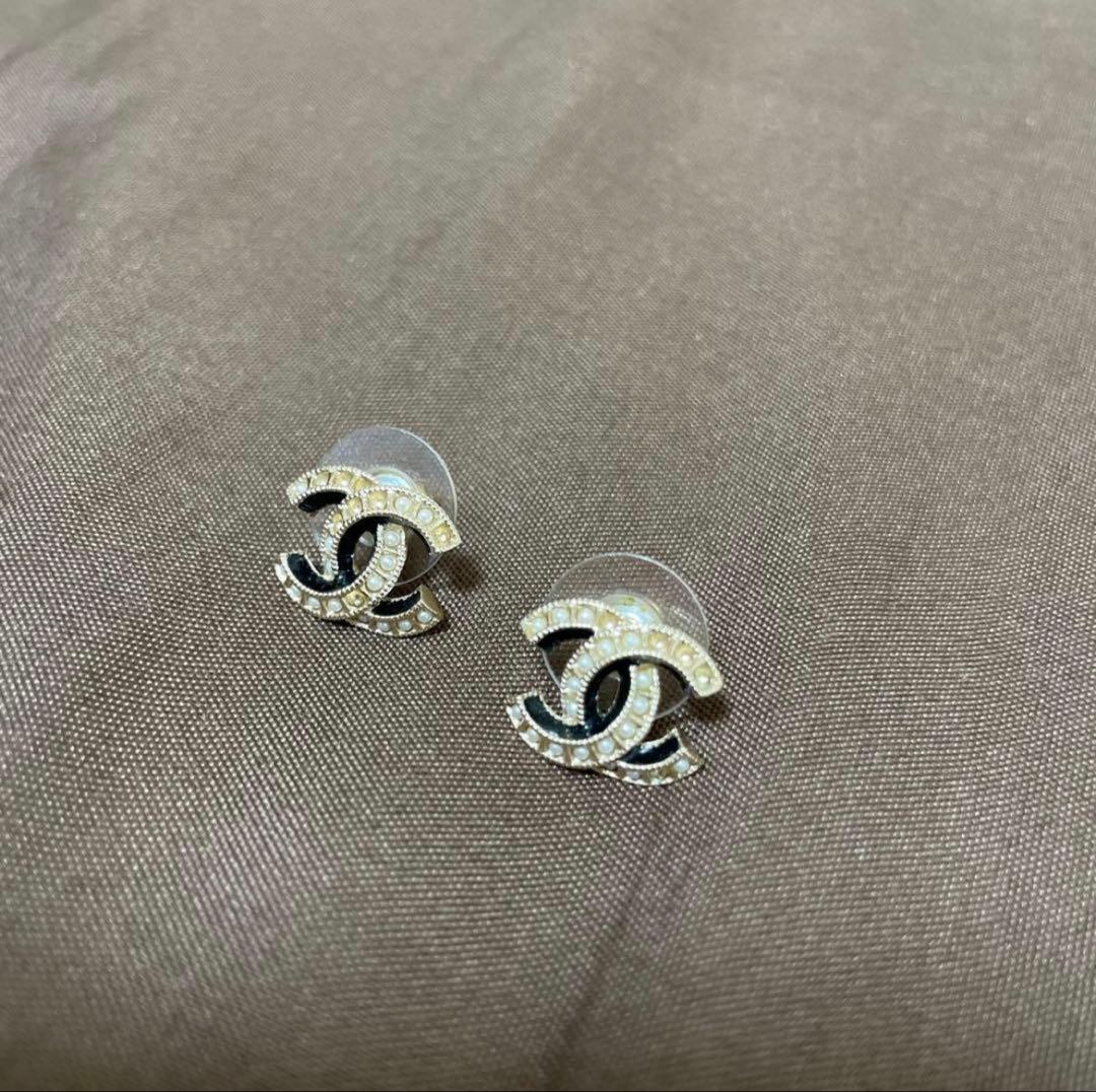 CHANELロゴピアスゴールドブラック