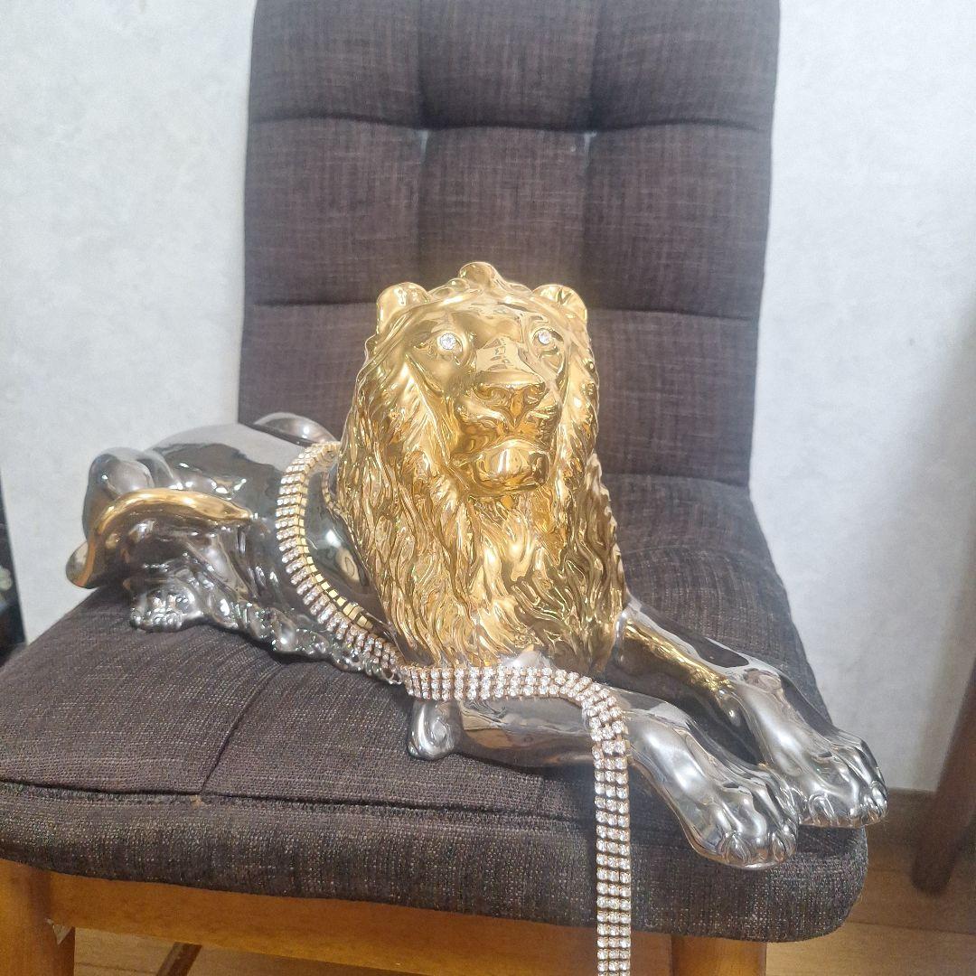 イタリア。アウラ社。ライオン