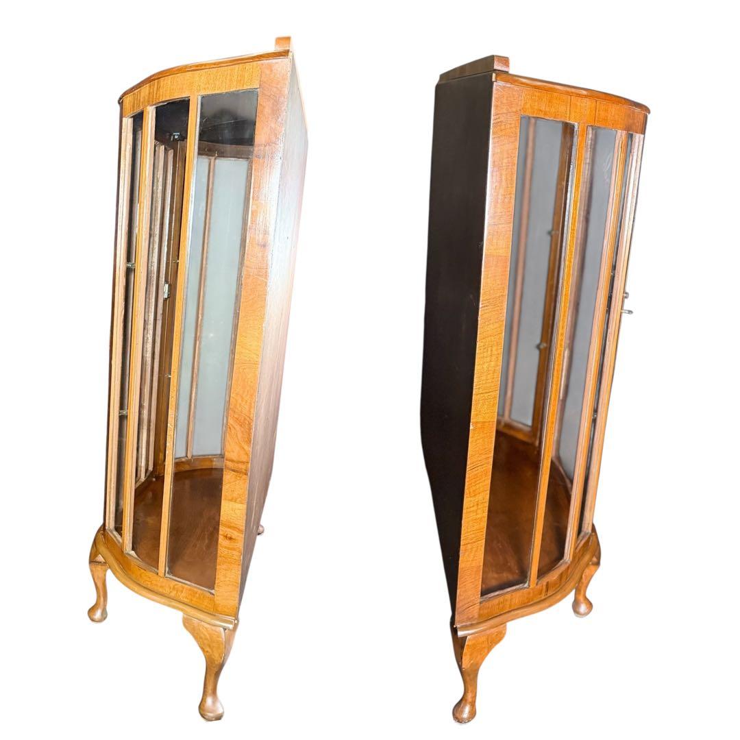 HR839 【英国アンティーク】ハーフムーン　キュリオケース　３面彩光　鍵付き