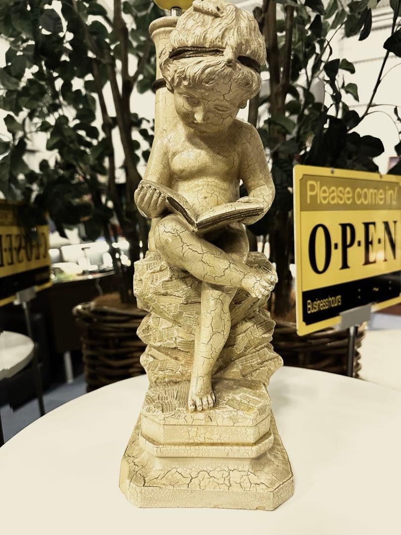 本を読む子供の石膏像 約30cm. アンティーク