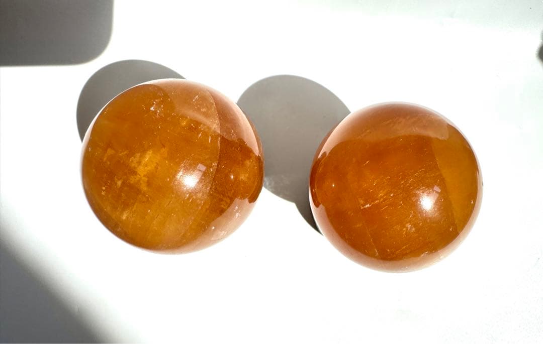 虹入り ゴールデンカルサイト 2個セット 木製台座付き