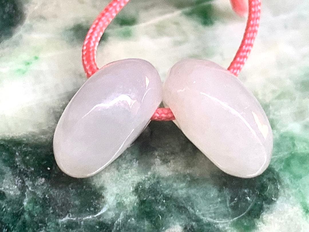 ✳ピカピカの綺麗な勾玉　極上の透明感　糸魚川翡翠ミニ勾玉2個セット ‼️