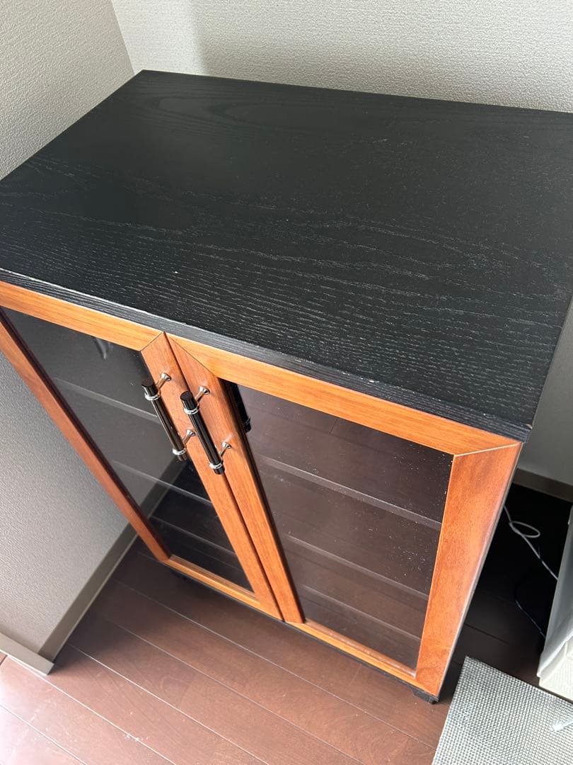 黒の木製食器棚 ガラス扉付き