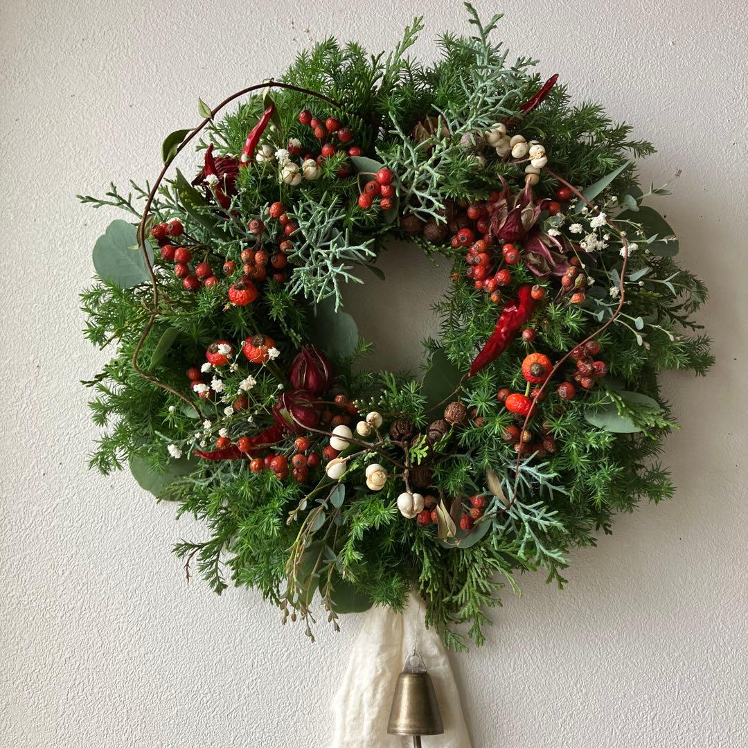 赤い実のクリスマスリース　ローズヒップ　ローゼル　野バラの実　フレッシュ針葉樹