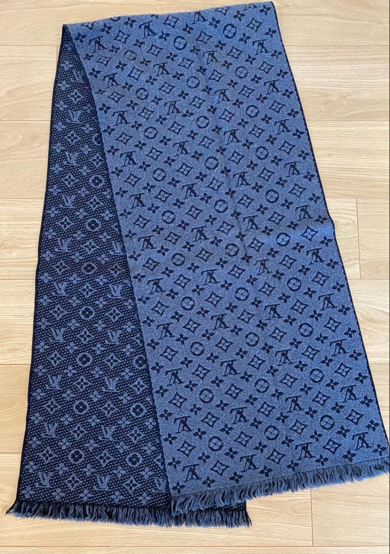 売り切りたいのでお値下げ！！Louis Vuitton ダークブルー マフラー