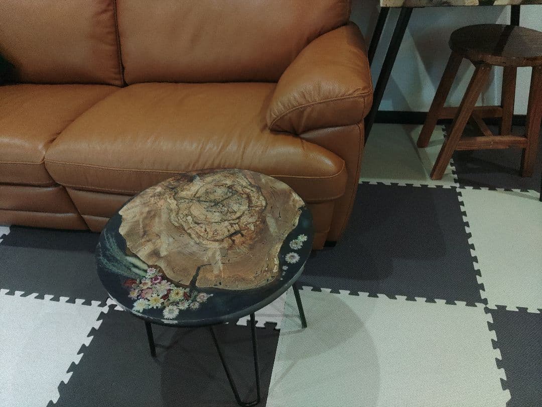 レジンとドライフラワーのローテーブル