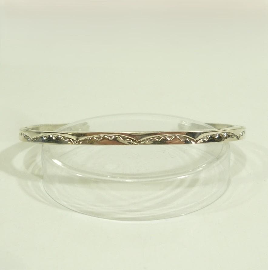 Navajo Elaine Tahe 3面スタンプ ワークバングル Ⅲ