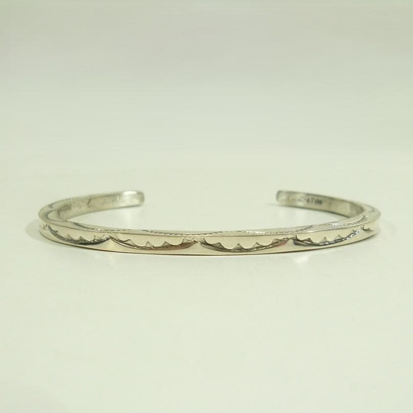 Navajo Elaine Tahe 3面スタンプ ワークバングル Ⅲ