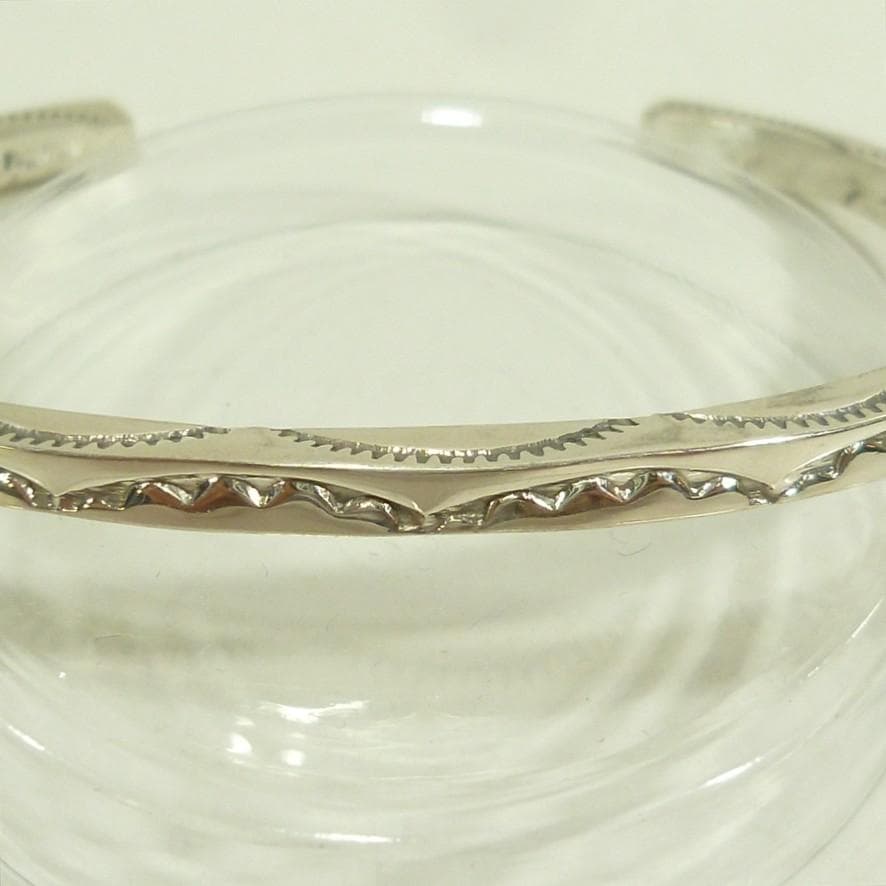 Navajo Elaine Tahe 3面スタンプ ワークバングル Ⅲ