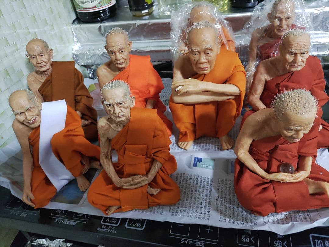 超リアル　タイ僧侶フィギュア