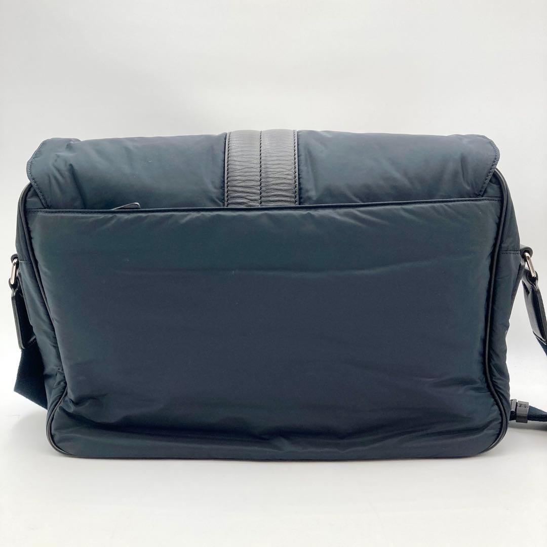 高級感！美品✨TOD'S メッセンジャーバッグ 紺色 肉厚ナイロン 仕事 大容量
