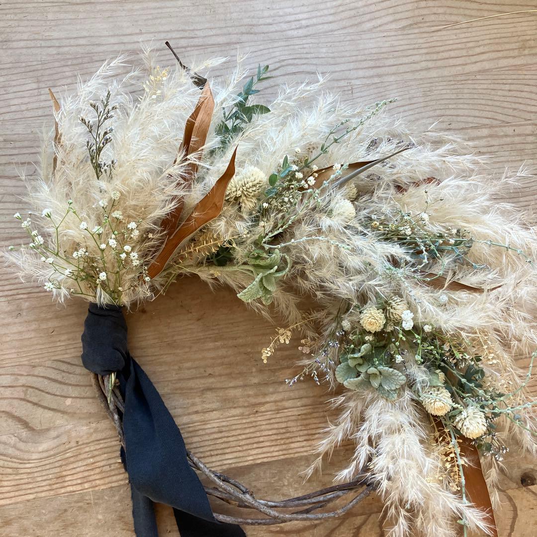 パンパスグラスとグレビレアのハーフリース　ユーカリ　千日紅　かすみ草　秋