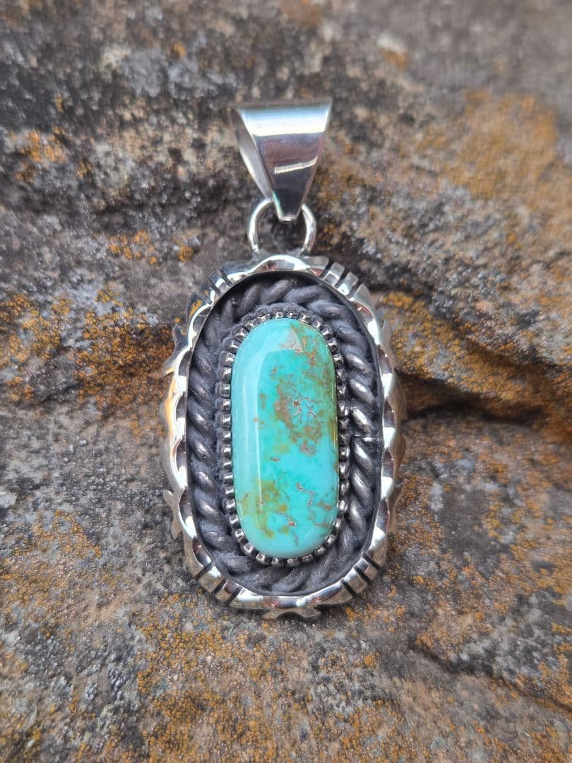 イースターブルーターコイズ　三角線　ペンダント　インディアンジュエリースタイル