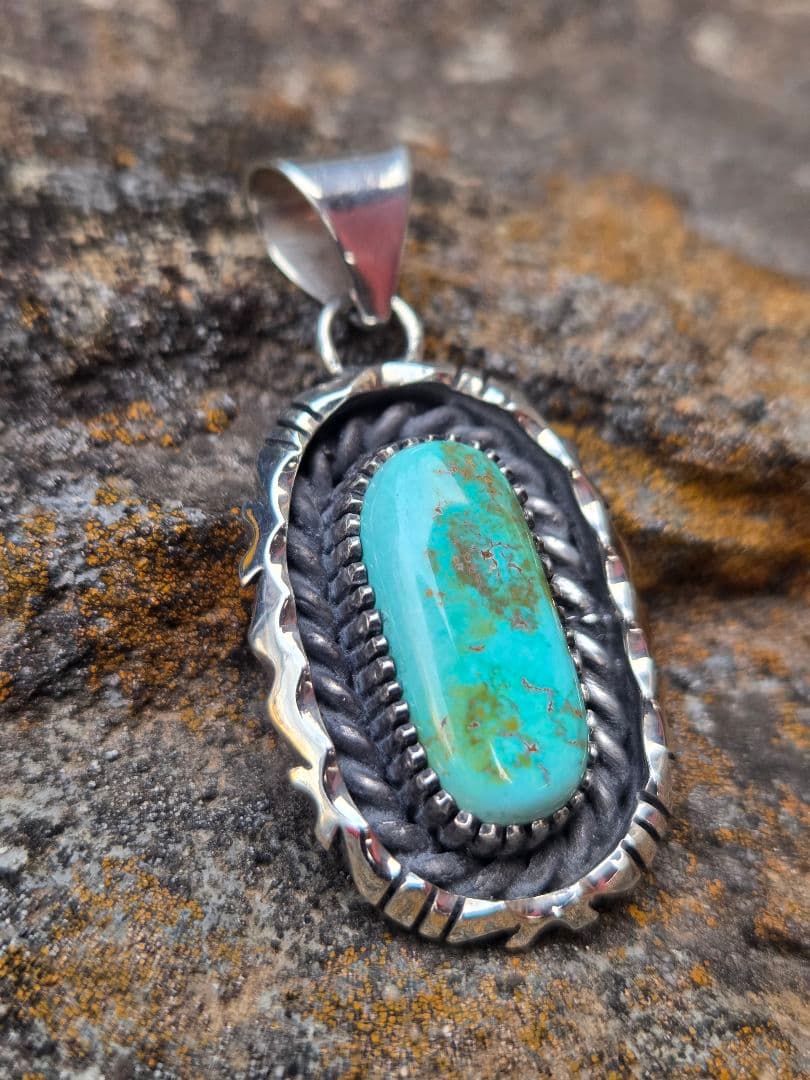 イースターブルーターコイズ　三角線　ペンダント　インディアンジュエリースタイル