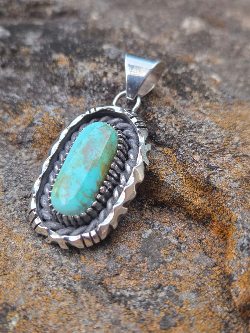 イースターブルーターコイズ　三角線　ペンダント　インディアンジュエリースタイル