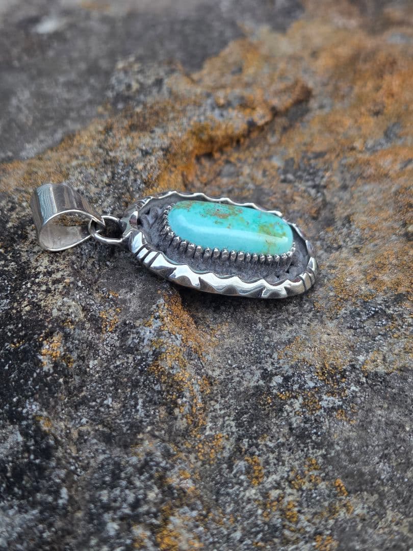 イースターブルーターコイズ　三角線　ペンダント　インディアンジュエリースタイル