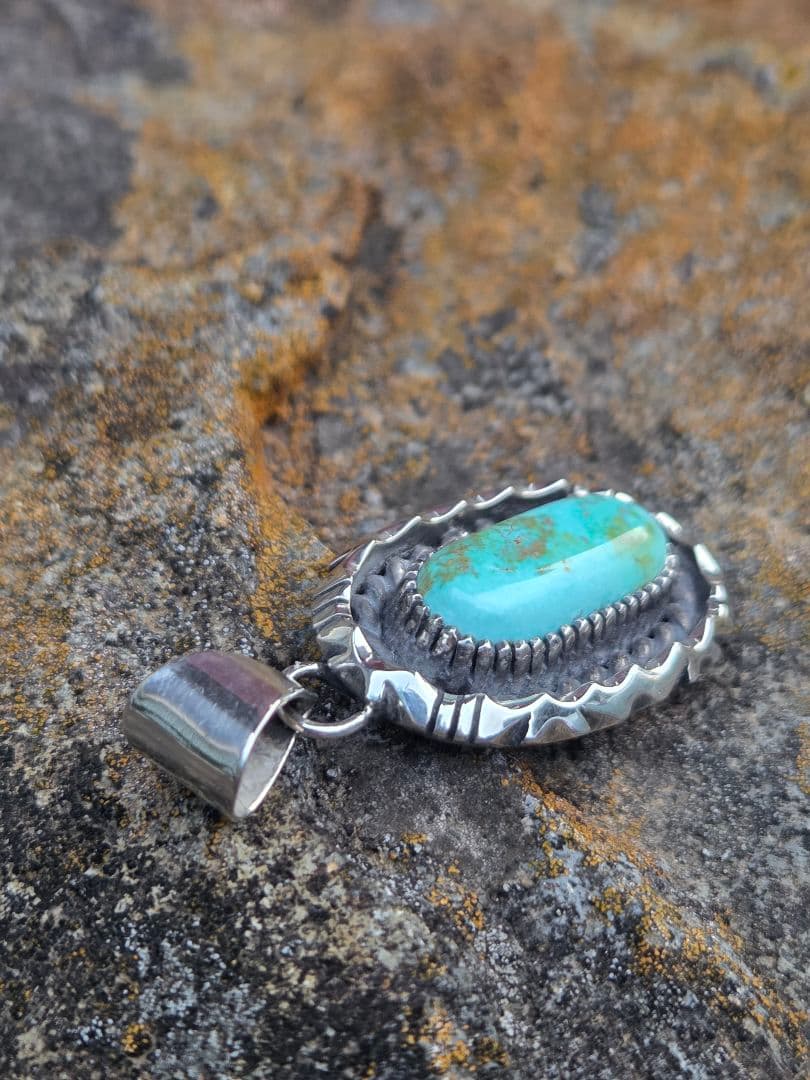 イースターブルーターコイズ　三角線　ペンダント　インディアンジュエリースタイル