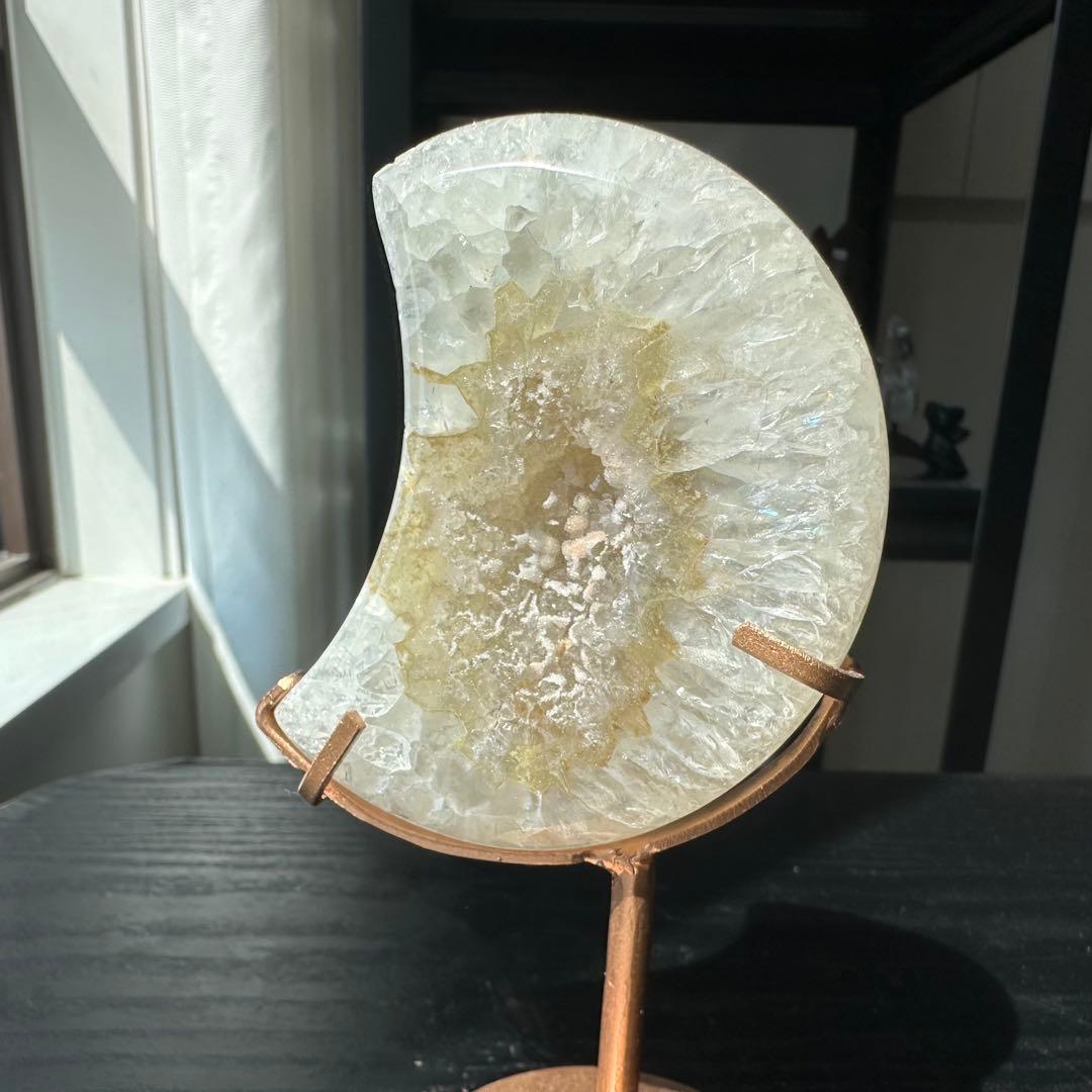 天然石砂糖感じ瑪瑙の月　置物　台座付きNO.040501