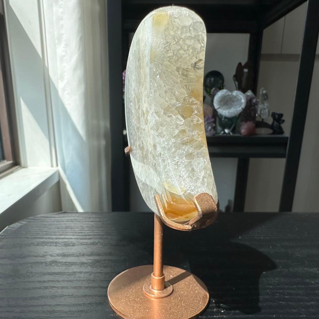 天然石砂糖感じ瑪瑙の月　置物　台座付きNO.040501