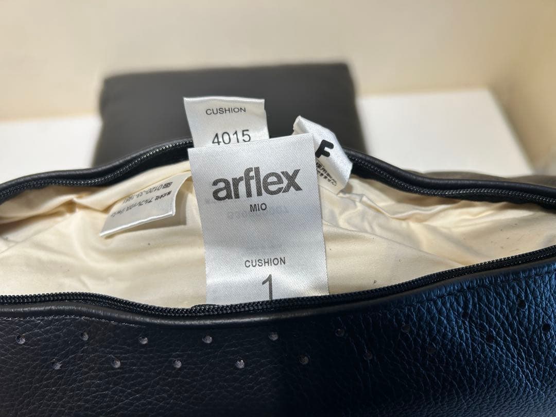 M*様 388　arflex　MIO　クッション　HRO　牛革　40×40　展示