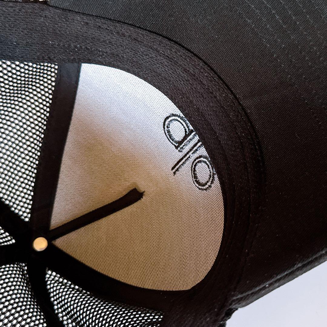 alo ALO Yoga ロゴ刺繍 メッシュキャップ ブラック スナップバック