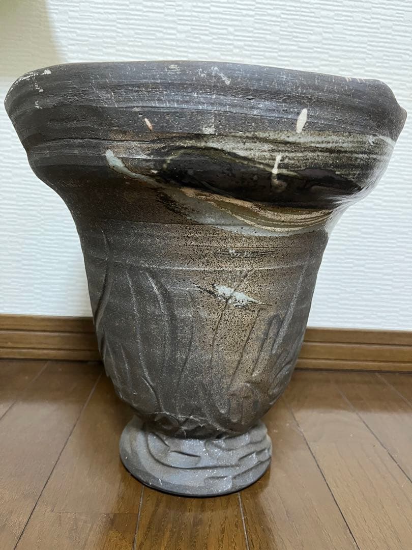 ダークブラウン 陶器 花瓶 彫刻模様