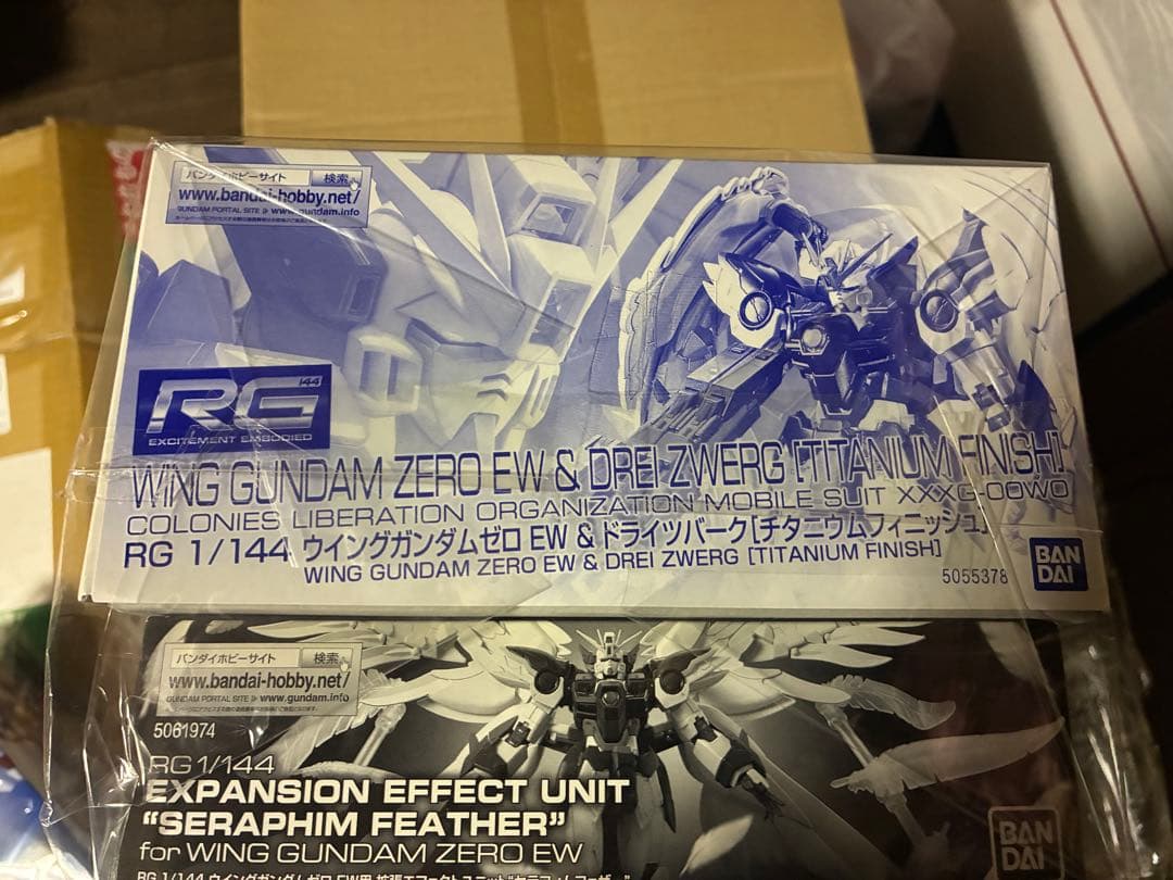 RG ウイングガンダムゼロEW チタニウムフィニッシュ &セラフィムフェザー