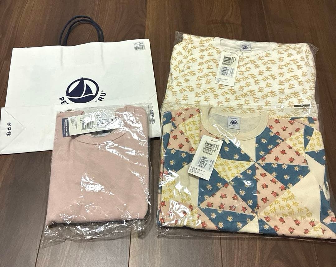 【新品✨】未開封　プチバトー　キッズパジャマ　３点セット128㌢　女の子