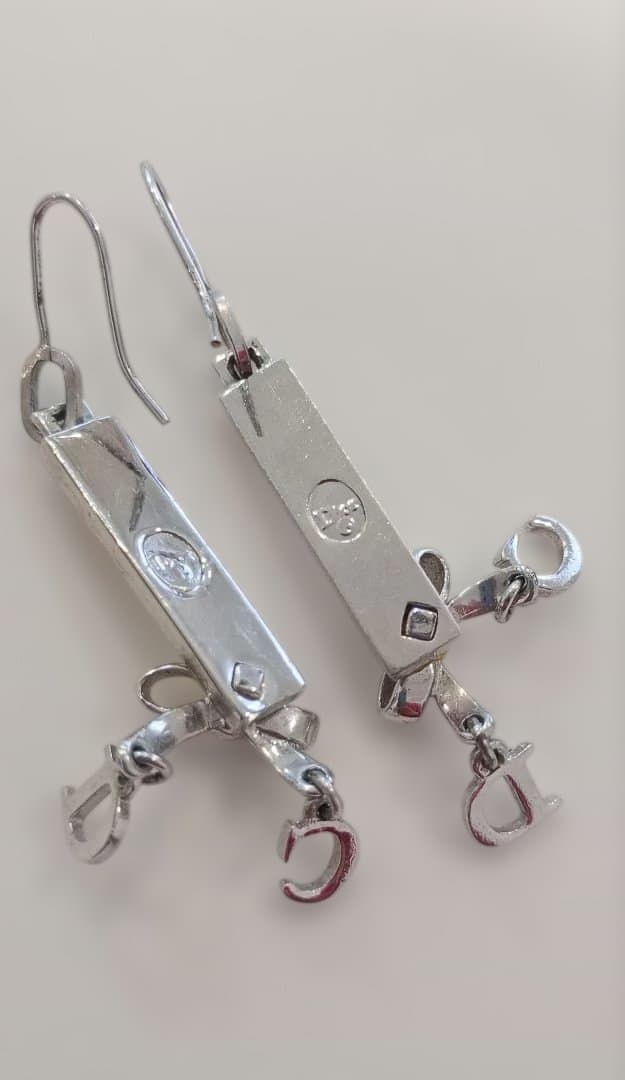 Dior ロゴ入りシルバーピアス