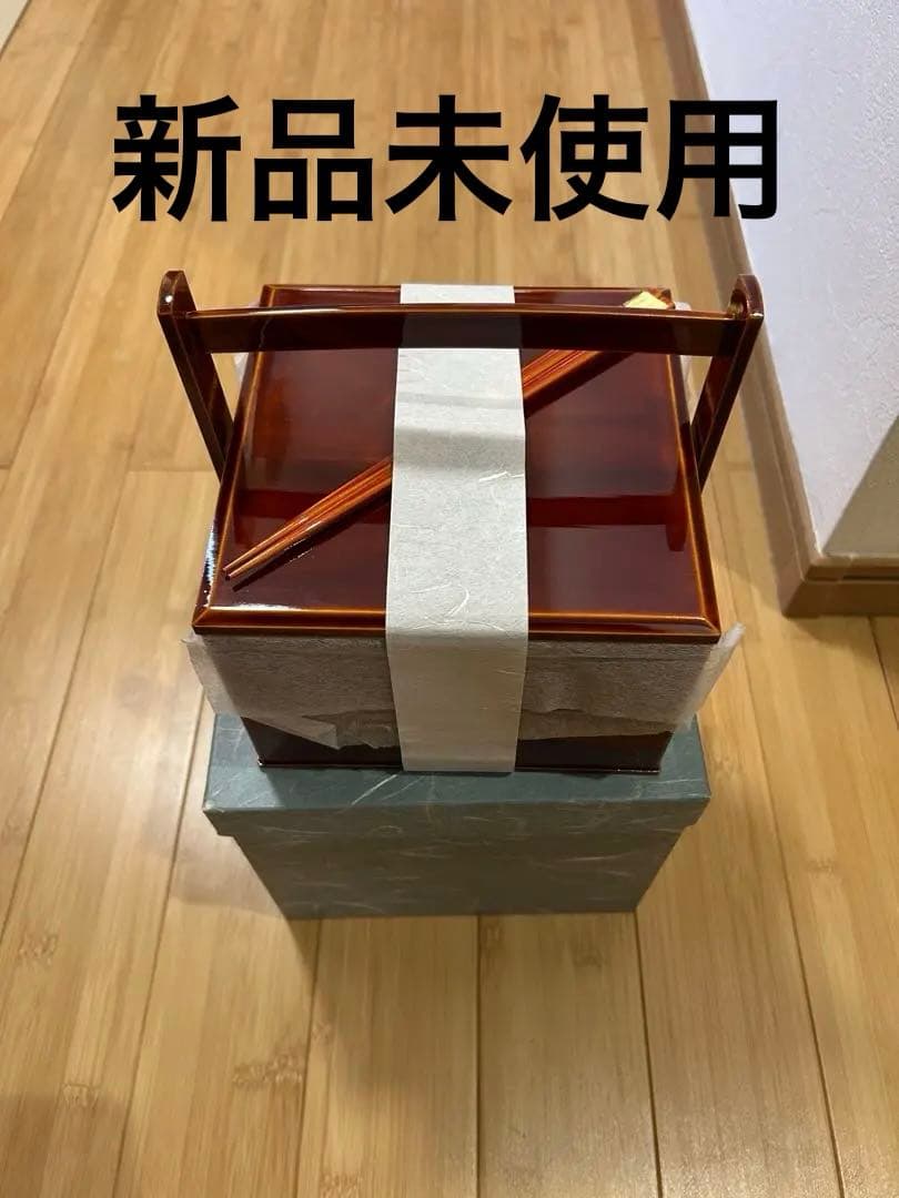 飛騨春慶塗　二段重弁当箱　檜の持ち手、箸付き