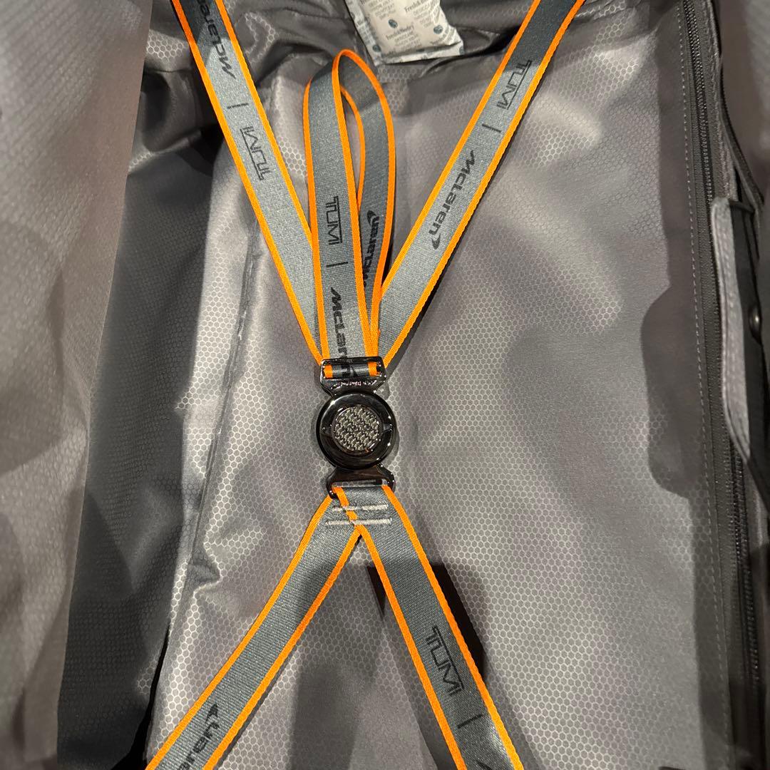 TUMI McLarenカーボンファイバー風デザイン 中型スーツケース