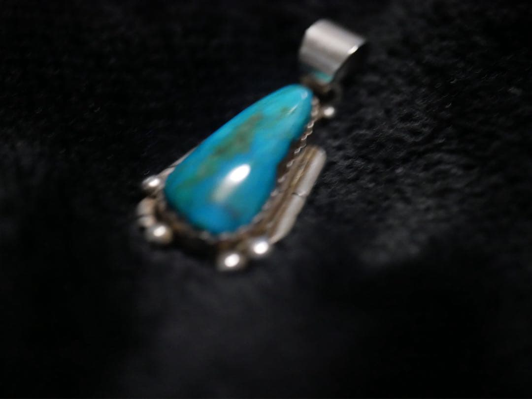 ⓐインディアンジュエリー　ナバホ族　レベッカグッドラック氏作ターコイズペンダント