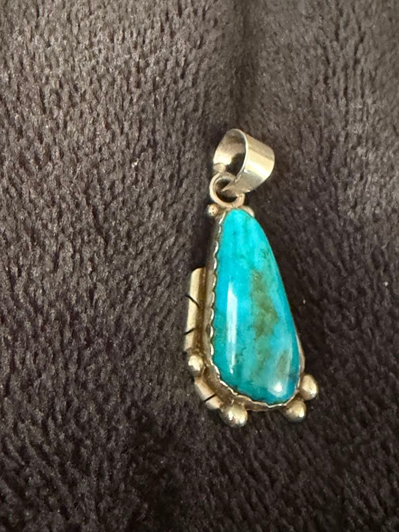 ⓐインディアンジュエリー　ナバホ族　レベッカグッドラック氏作ターコイズペンダント
