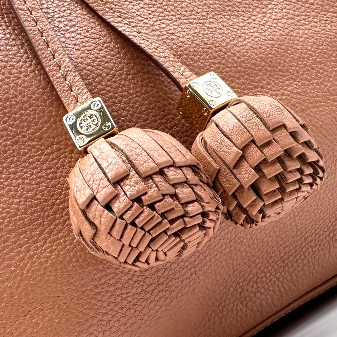極美品✨トリーバーチ トートバッグ しぼ革 ボンボンチャーム ブラウン系 A4◎